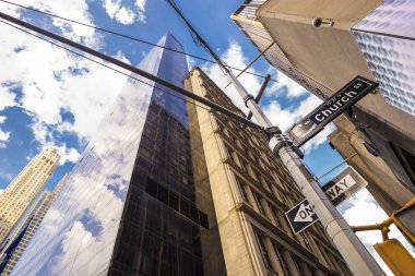 Manhattan New York City, Amerika Birleşik Devletleri'kilise sokakta modern gökdelenlerin cephe