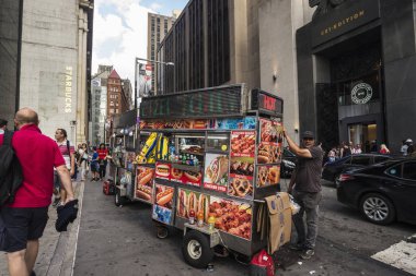 New York City, Amerika Birleşik Devletleri - 26 Temmuz 2018: Satıcı onun gıda kamyon dört bir yanındaki insanlarla Manhattan New York City, Amerika Birleşik Devletleri