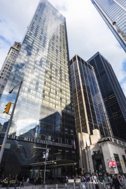 New York City, Amerika Birleşik Devletleri - 26 Temmuz 2018: Cephe Millennium Hilton New York şehir merkezinde otelin yanında bir dünya ticaret merkezi dört bir yanındaki insanlarla Manhattan New York City, Amerika Birleşik Devletleri