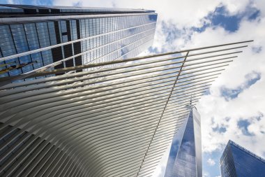 New York City, Amerika Birleşik Devletleri - 26 Temmuz 2018: Dünya Ticaret Merkezi İstasyonu (yol), yeni bir transit hub Aşağı Manhattan içinde gökdelenler bir Dünya Ticaret Merkezi New York City, Amerika Birleşik Devletleri gibi yanındaki Santiago Calatrava tarafından tasarlanmış yuvarlak pencere adı verilen