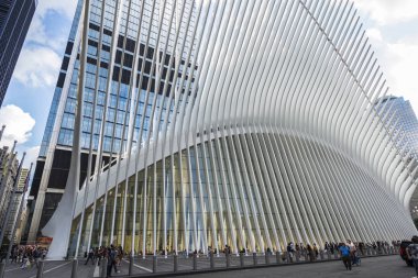 New York City, Amerika Birleşik Devletleri - 26 Temmuz 2018: Dünya Ticaret Merkezi İstasyonu (yol), yeni bir transit hub alt Manhattan'ın dört bir yanındaki insanlarla New York City, Amerika Birleşik Devletleri içinde Santiago Calatrava tarafından tasarlanmış yuvarlak pencere adı verilen