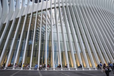 New York City, Amerika Birleşik Devletleri - 26 Temmuz 2018: Dünya Ticaret Merkezi İstasyonu (yol), yeni bir transit hub içinde aşağı Manhattan New York City, Amerika Birleşik Devletleri dinlenme insanlarla Santiago Calatrava tarafından tasarlanmış yuvarlak pencere adı verilen