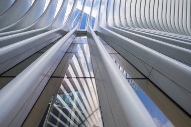 New York City, Amerika Birleşik Devletleri - 26 Temmuz 2018: İç Dünya Ticaret Merkezi İstasyonu (yol), alt Manhattan'ın yeni bir transit hub Santiago Calatrava, New York City, Amerika Birleşik Devletleri tarafından tasarlanan yuvarlak pencere adı verilen