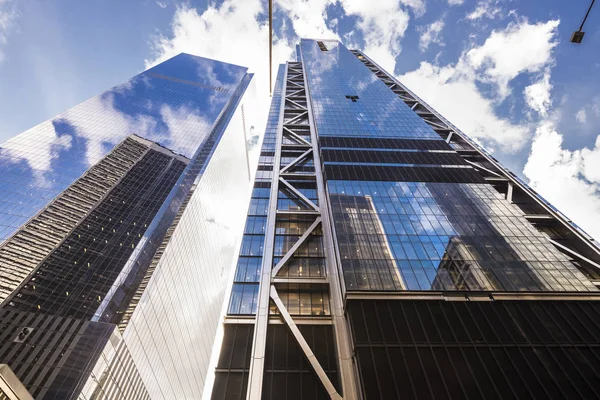 位于纽约曼哈顿的一座现代化摩天大楼的门面 — 图库照片