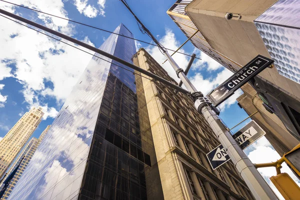 Manhattan New York City, Amerika Birleşik Devletleri'kilise sokakta modern gökdelenlerin cephe