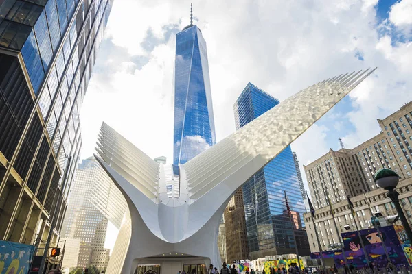 ニューヨーク アメリカ合衆国 2018 世界貿易センター駅 ロウアー マンハッタンの新しい運輸ハブと呼ばれるオクルスは ニューヨーク市 米国の周りの人々 つの世界貿易センターのような高層ビルの横にあるサンティアゴ カラトラバによって設計されました — ストック写真