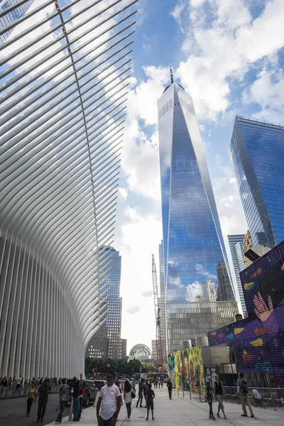ニューヨーク アメリカ合衆国 2018 世界貿易センター駅 ロウアー マンハッタンの新しい運輸ハブと呼ばれるオクルスは ニューヨーク市 米国の周りの人々 つの世界貿易センターのような高層ビルの横にあるサンティアゴ カラトラバによって設計されました — ストック写真