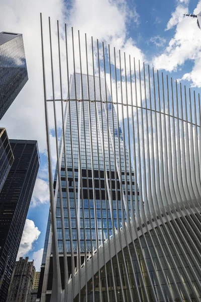 ニューヨーク アメリカ合衆国 2018 世界貿易センター駅 ロウアー マンハッタンの新しい運輸ハブと呼ばれるオクルスは ニューヨーク市 米国の高層ビルの横にあるサンティアゴ カラトラバによって設計されました — ストック写真