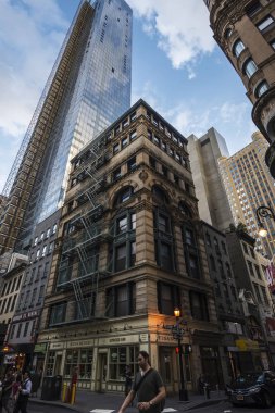 New York City, Amerika Birleşik Devletleri - 27 Temmuz 2018: Fulton Caddesi etrafında insanlar ve trafikte Broadway, Manhattan, New York City, Amerika Birleşik Devletleri