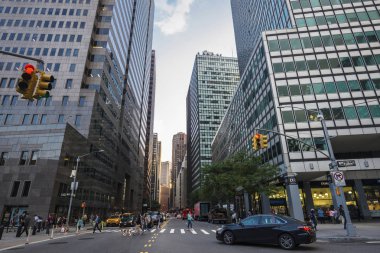 New York City, Amerika Birleşik Devletleri - 27 Temmuz 2018: Fulton Caddesi etrafında insanlar ve trafikte Broadway, Manhattan, New York City, Amerika Birleşik Devletleri