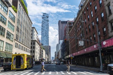New York City, Amerika Birleşik Devletleri - 27 Temmuz 2018: 56 Leonard Harlem trafik ve çevresinde insanlarda Tribeca, Manhattan, New York City, Amerika Birleşik Devletleri ile görülen Street, olarak da bilinen Jenga bina, modern bir gökdelen cephe