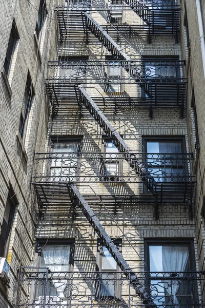 Gamla Typiska Hus Med Dess Akuta Trappor Stadsdelen Harlem Manhattan — Stockfoto