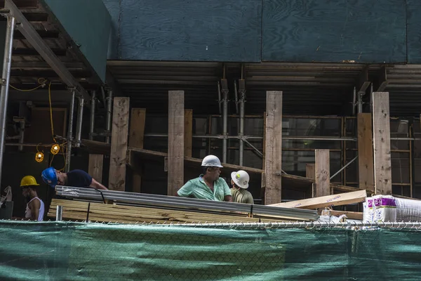 Nueva York Estados Unidos Julio 2018 Trabajadores Construcción Que Transportan — Foto de Stock