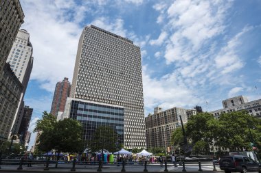 New York City, Amerika Birleşik Devletleri - 27 Temmuz 2018: Gökdelenler trafik ve aşağı Manhattan, New York City, ABD etrafında insanlar ile Foley meydanında