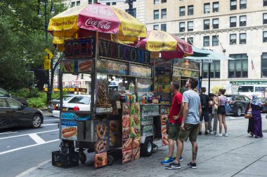 New York City, Amerika Birleşik Devletleri - 27 Temmuz 2018: Gıda kamyon dört bir yanındaki insanlarla Manhattan New York City, Amerika Birleşik Devletleri