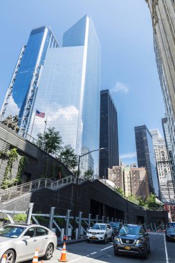 New York City, Amerika Birleşik Devletleri - 27 Temmuz 2018: Manhattan New York City, Amerika Birleşik Devletleri'trafikte ile modern gökdelenlerin cephe