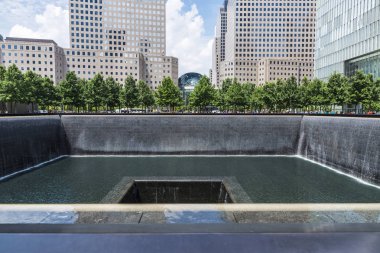 New York City, Amerika Birleşik Devletleri - 27 Temmuz 2018: Ulusal Eylül 11 Anıtı ve Müzesi, olarak da bilinen 9/11 Anıtı ve Müzesi ya da sıfır, dört bir yanındaki insanlarla Manhattan, New York City, ABD