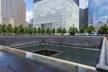 New York City, Amerika Birleşik Devletleri - 27 Temmuz 2018: Ulusal Eylül 11 Anıtı ve Müzesi, olarak da bilinen 9/11 Anıtı ve Müzesi ya da sıfır, dört bir yanındaki insanlarla Manhattan, New York City, ABD