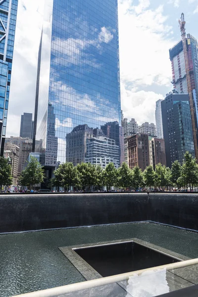 美国纽约市 2018年7月27日 国家9月11日纪念馆和博物馆 也被称为 九月纪念馆和博物馆 或零地 周围有人在曼哈顿 纽约市 — 图库照片