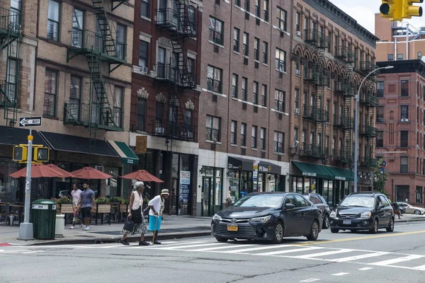 Twee zwarte oude vrouwen in Harlem in New York City, Verenigde Staten — Stockfoto