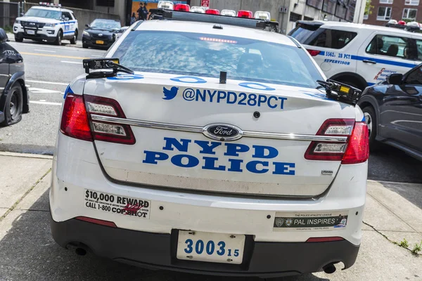 Coche de policía estacionado en la calle en la ciudad de Nueva York, EE.UU. — Foto de Stock