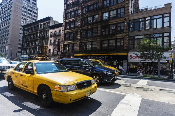 Taxi i 8th Avenue på Manhattan, New York City, Usa — Stockfoto