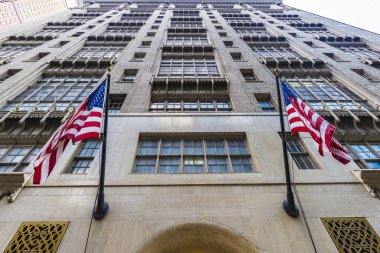 Gökdelen Manhattan New York City, Amerika Birleşik Devletleri içinde iki bayrak ile