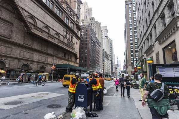 Trabajadores de la construcción en una calle de Nueva York, EE.UU. — Foto de Stock