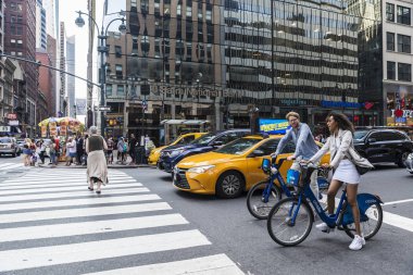 Bisikletçiler üzerinde 5th Avenue Manhattan, New York City, Amerika Birleşik Devletleri