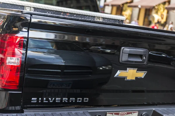 Parte de trás de um Chevrolet Silverado preto em Nova York, EUA — Fotografia de Stock