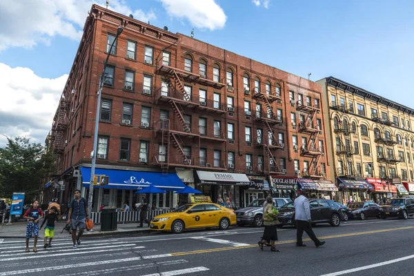 Calle con tiendas en Harlem, Nueva York, Estados Unidos — Foto de Stock