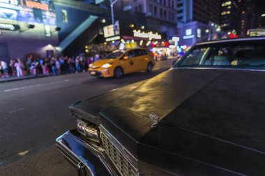 New York City, ABD 'de gece eski klasik Amerikan arabası