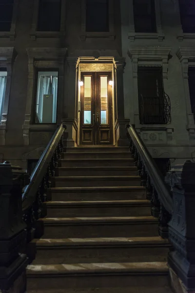 Antiguas casas típicas por la noche en Harlem, en Nueva York, Estados Unidos — Foto de Stock