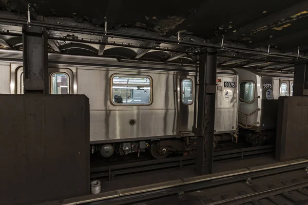 Vlakové auto ve stanici metra v New Yorku, USA — Stock fotografie