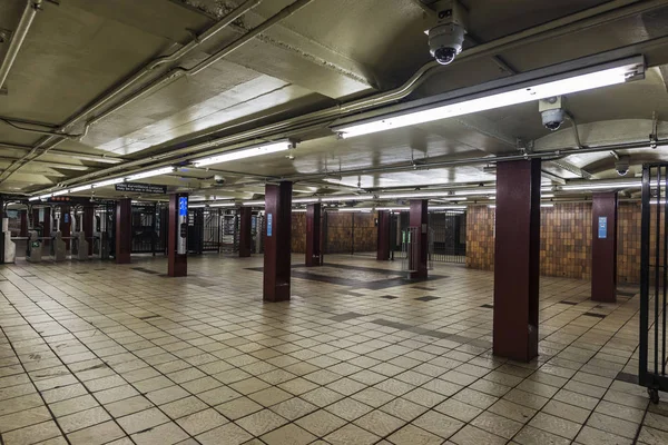 Barreras de entrada de control de acceso automático en la estación de metro — Foto de Stock