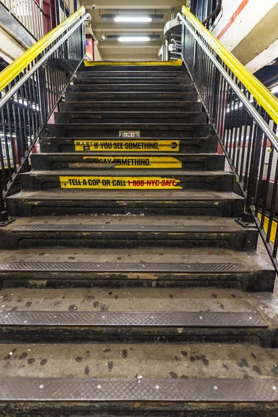 Лестница в метро в Нью-Йорке, США — стоковое фото