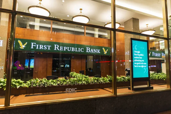 Bank branch of First Republic Bank at night in New York, USA — Stock Photo, Image