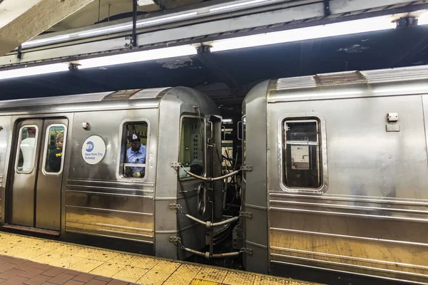 Carro de trem em uma estação de metrô em Nova York, EUA — Fotografia de Stock