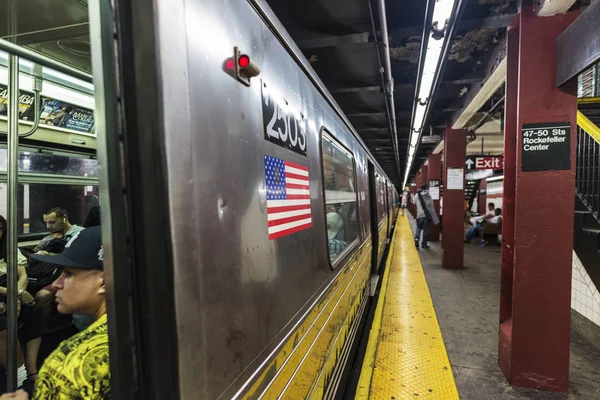 Carro de trem em uma estação de metrô em Nova York, EUA — Fotografia de Stock