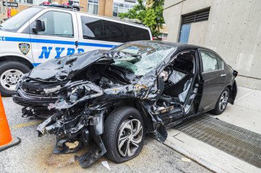 Araba Harlem, New York, ABD 'de bir kaza tarafından paramparça