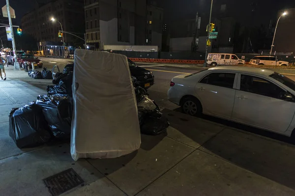 Basura en una calle por la noche en Harlem, Nueva York, Estados Unidos — Foto de Stock
