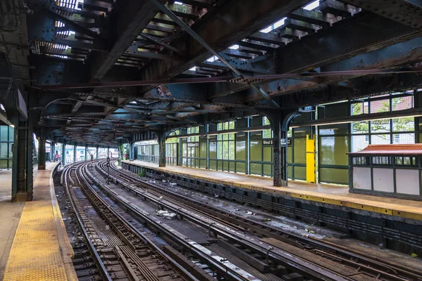 Metro de Nueva York en Coney Island Beach, Nueva York, EE.UU. — Foto de Stock