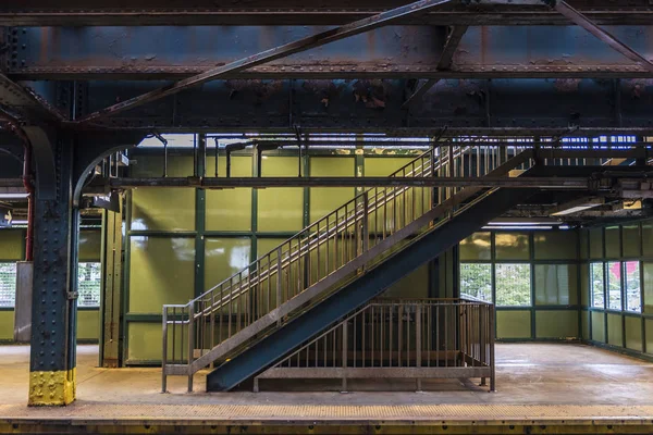 Metro de Nueva York en Coney Island Beach, Nueva York, EE.UU. — Foto de Stock