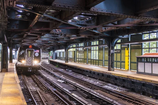 코니 아일랜드 비치, 뉴욕시, 미국의 뉴욕 시 지하철 — 스톡 사진