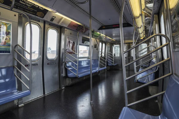 Tren en el metro de Nueva York, Nueva York, Estados Unidos — Foto de Stock