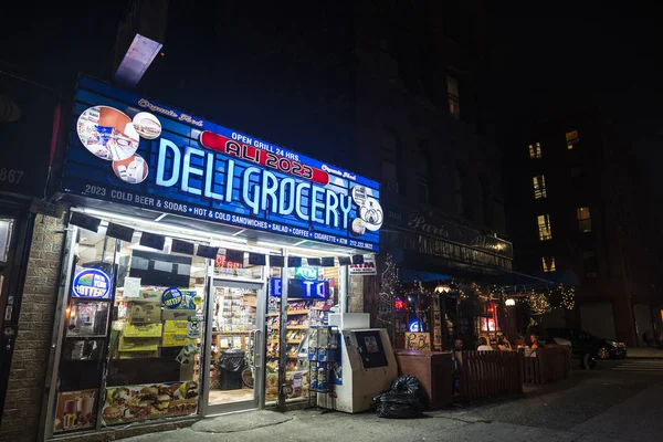 Продуктовый магазин ночью в Гарлеме, Нью-Йорк, США — стоковое фото