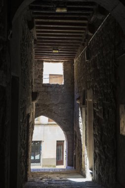 Katalonya'daki Cardona'nın eski kentinde geçit, İspanya