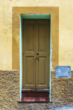 Arka plan olarak bir evin eski ahşap kapı 