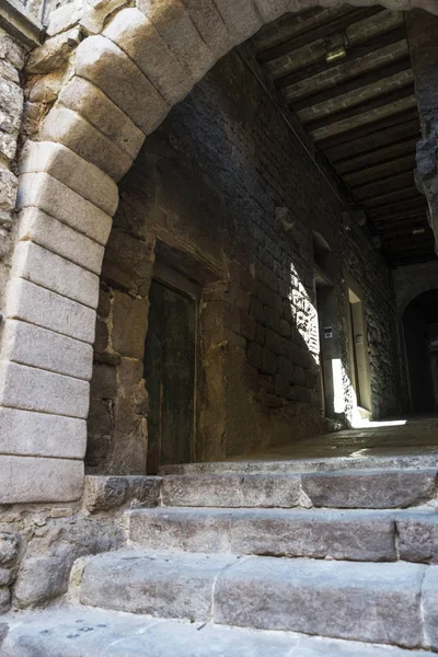 Passagem na cidade velha de Cardona, na Catalunha, Espanha — Fotografia de Stock