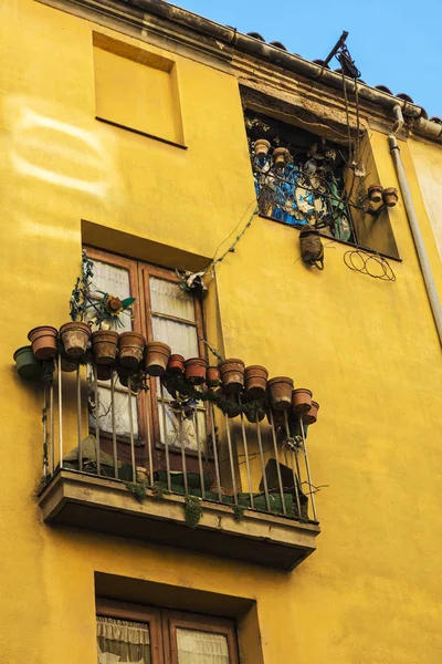 Stará žlutá budova ve starém městě Cardona v Katalánsku, Spa — Stock fotografie